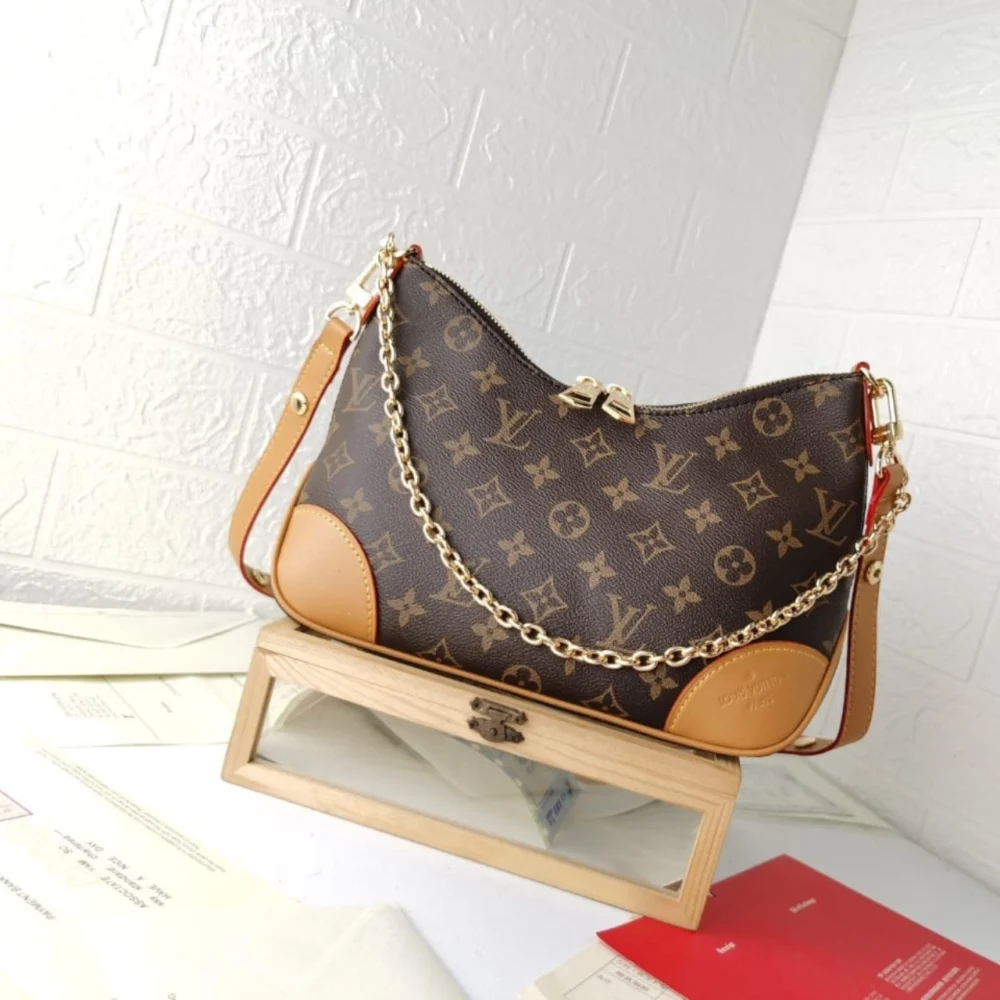 Alternative view of Louis Vuitton Boulogne Beige 29Cm M45832