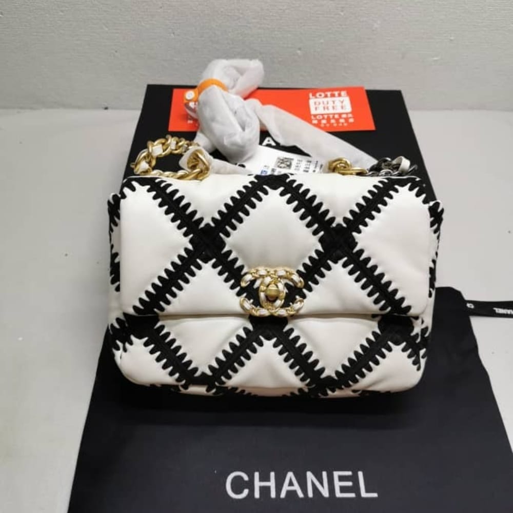 Alternative view of Chanel 19 Flap Bag Crochet Gold And Silver Tone White Black 24Cm AS1160 B04824 C0200