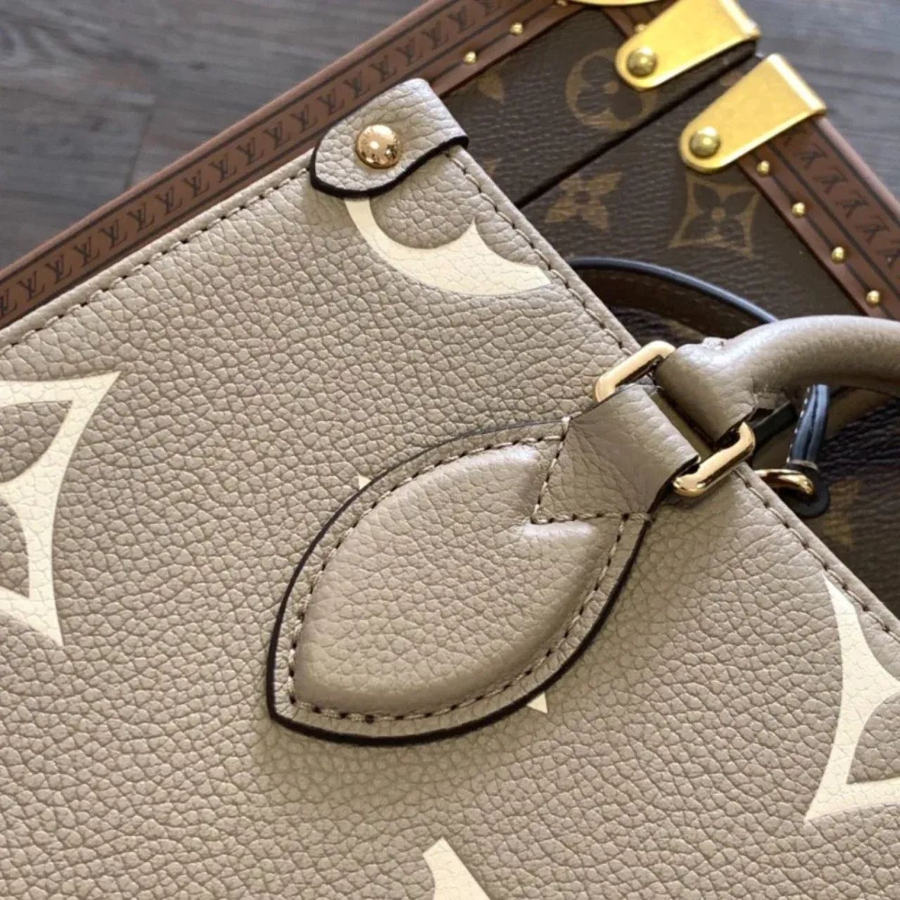 Louis Vuitton Onthego PM Dove Grey Cream 25Cm - Image 5