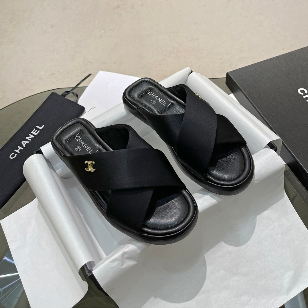 Alternative view of Chanel CC Logo Criss Cross Slides Black