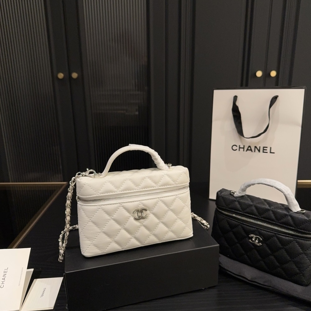 Alternative view of Chanel 25C Matelasse Vanity White 19Cm
