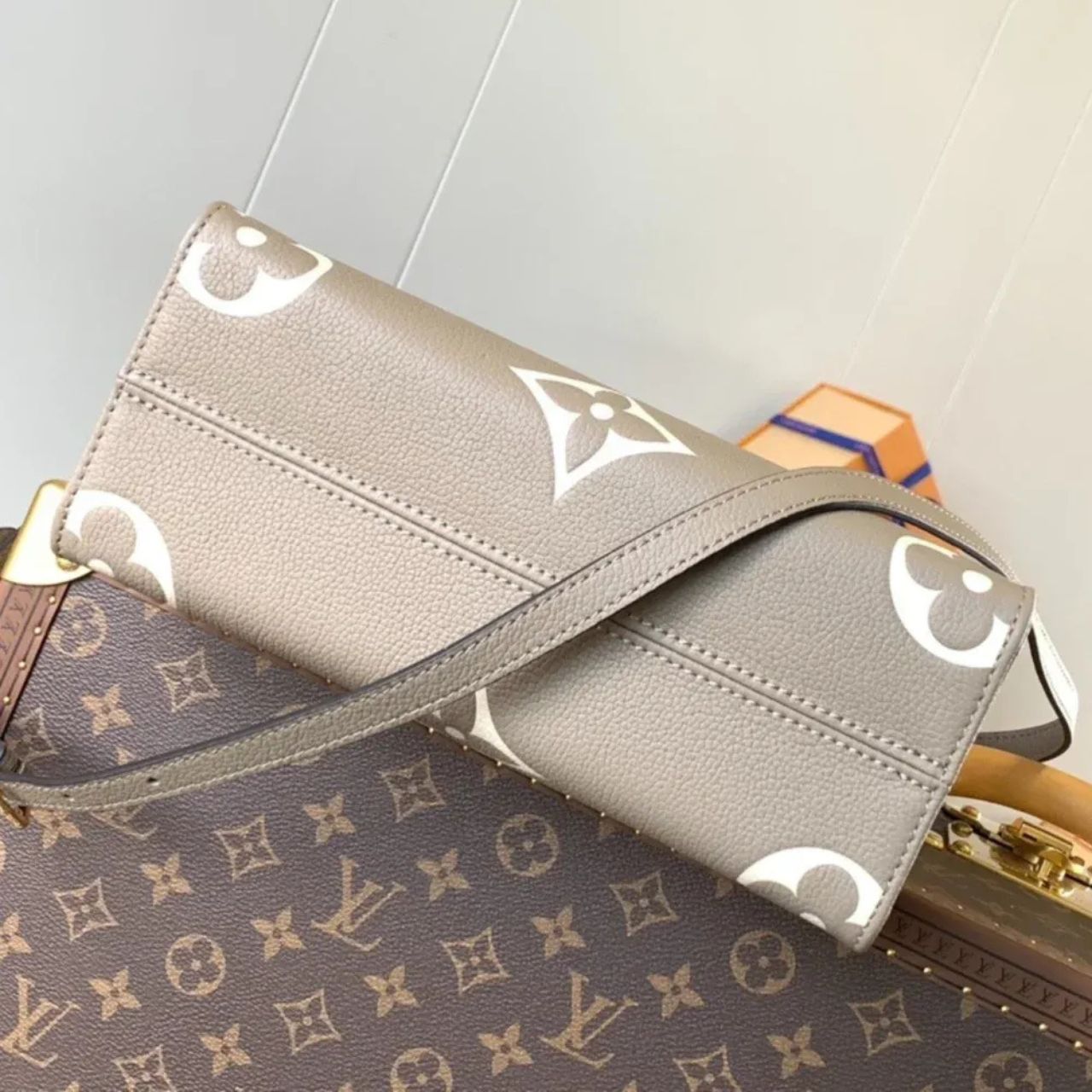Louis Vuitton Onthego PM Dove Grey Cream 25Cm - Image 7