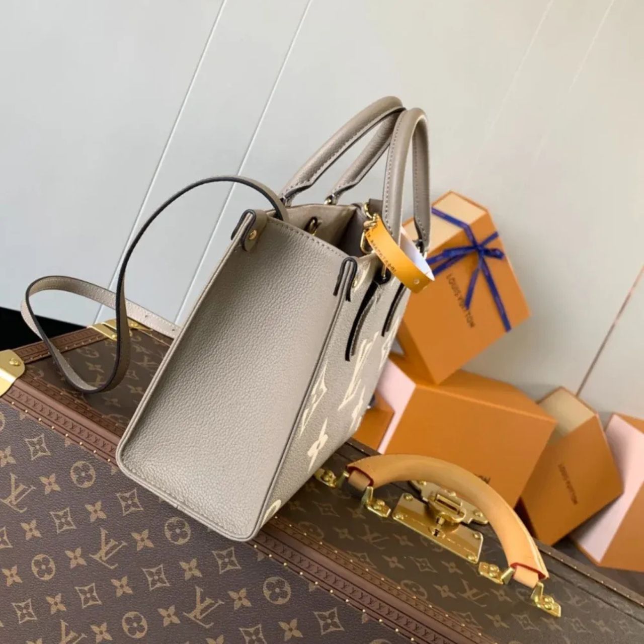 Louis Vuitton Onthego PM Dove Grey Cream 25Cm - Image 9