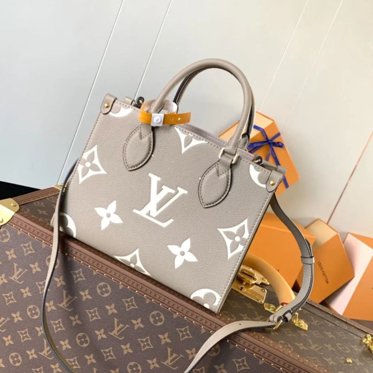Louis Vuitton Onthego PM Dove Grey Cream 25Cm - Image 10