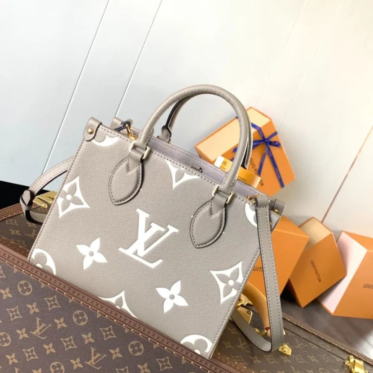 Louis Vuitton Onthego PM Dove Grey Cream 25Cm - Image 11