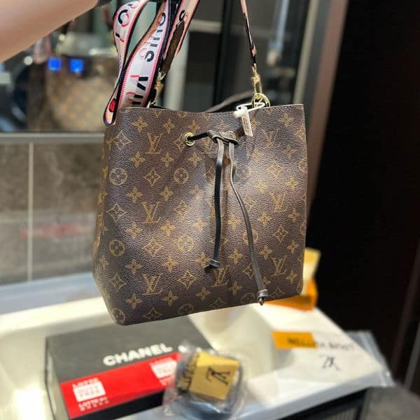 Alternative view of Louis Vuitton Neonoe MM Black 25Cm M44020