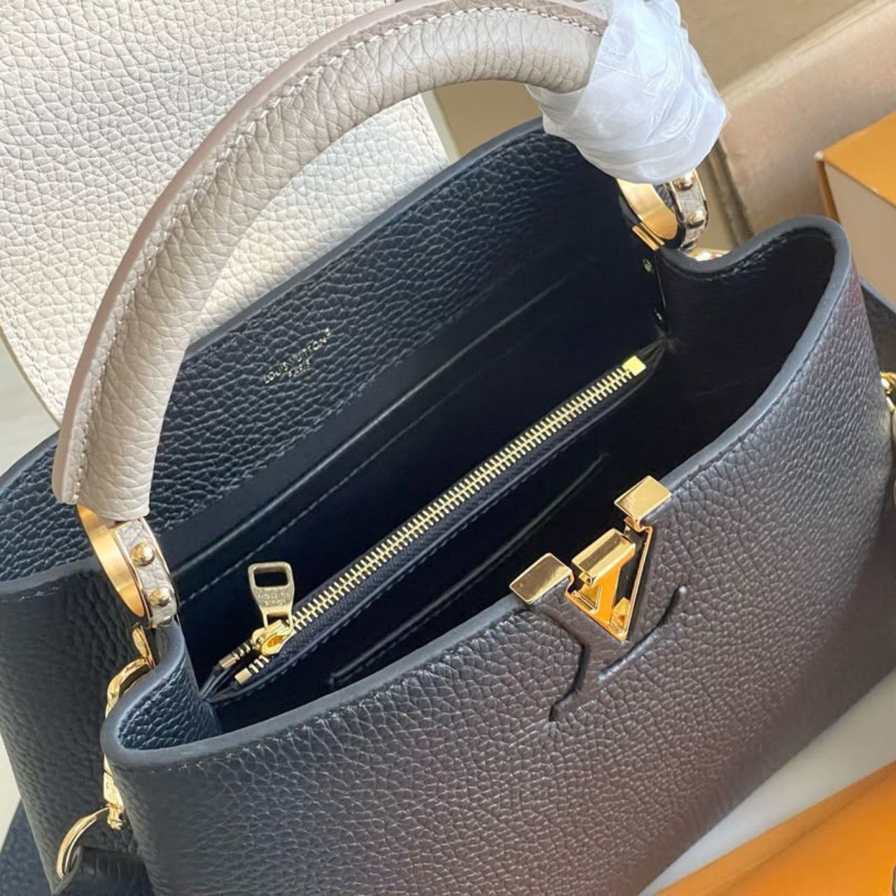 Louis Vuitton Capucines Black And Grey 27Cm M20708 - Image 5