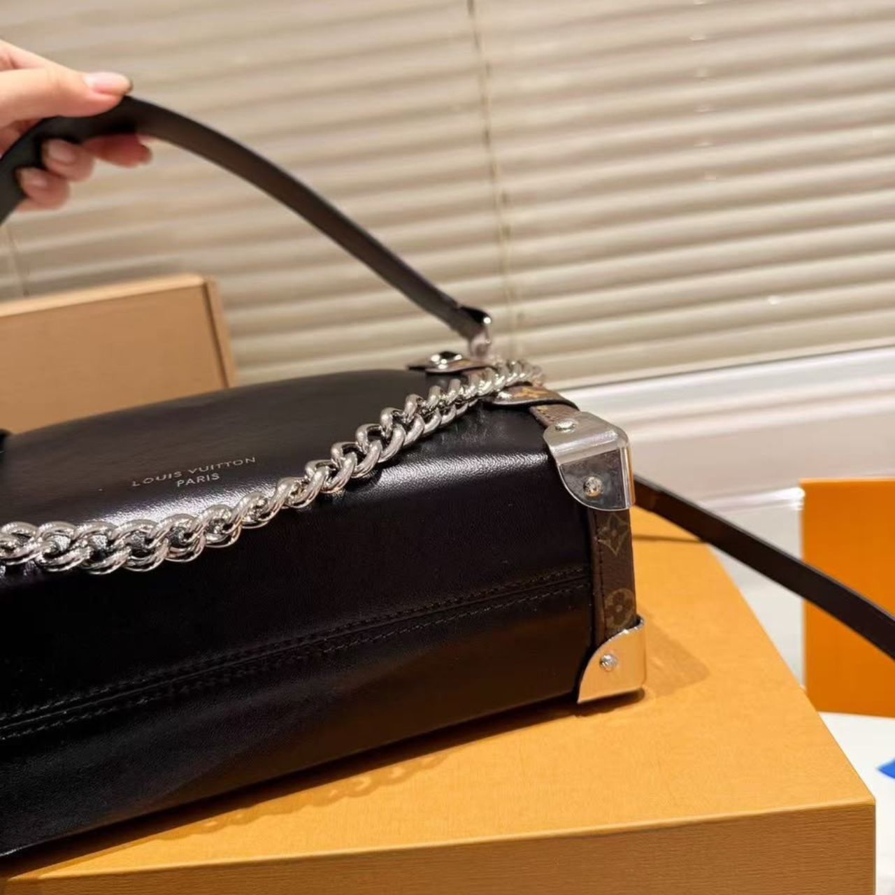 Louis Vuitton Side Trunk Vibe MM Black 23.5cm M15195 - Image 9