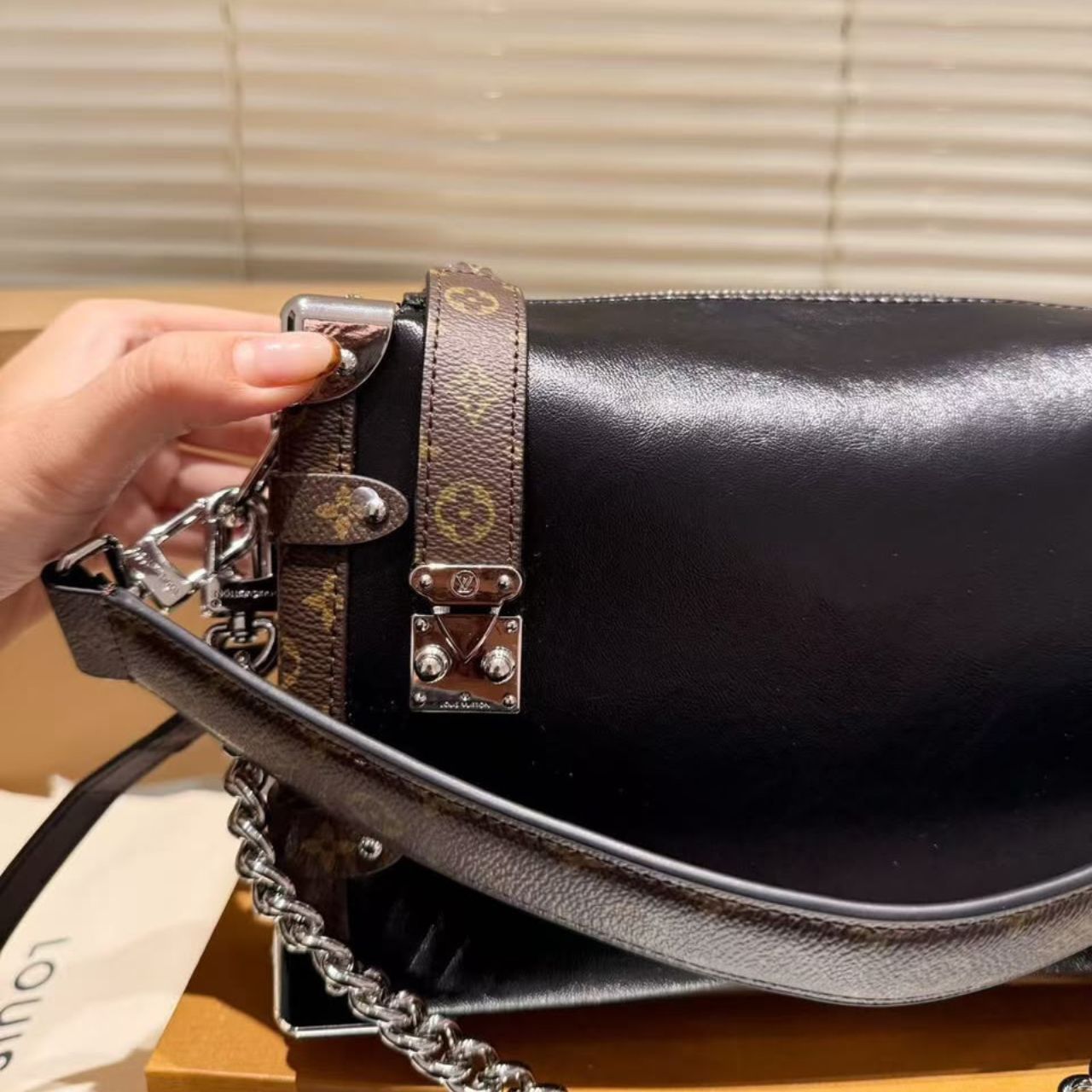 Louis Vuitton Side Trunk Vibe MM Black 23.5cm M15195 - Image 4