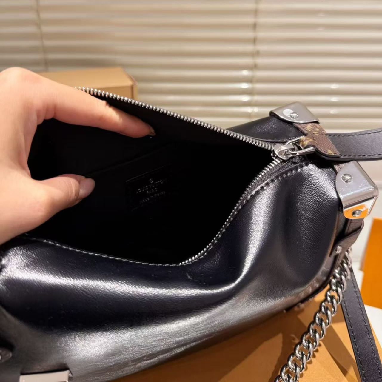 Louis Vuitton Side Trunk Vibe MM Black 23.5cm M15195 - Image 3