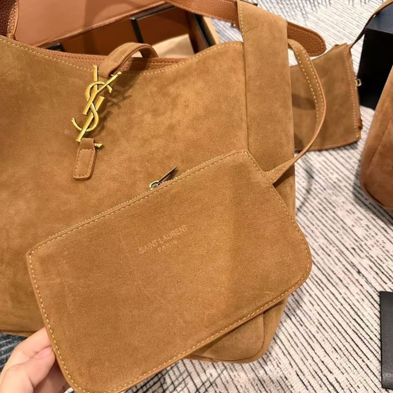 Saint Laurent Le 5 A 7 Supple In Suede Golden Brown 24Cm - Image 6