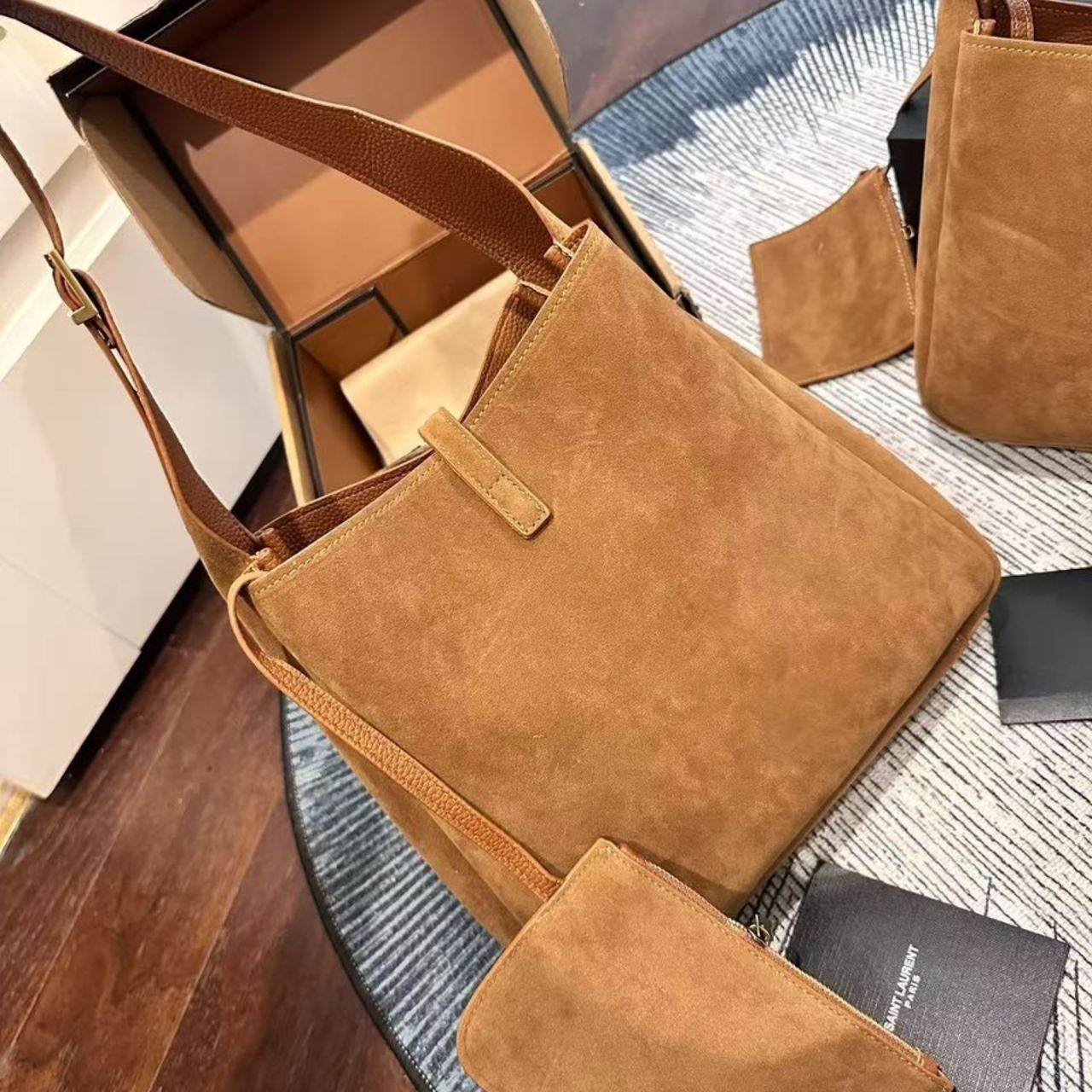 Saint Laurent Le 5 A 7 Supple In Suede Golden Brown 24Cm - Image 4