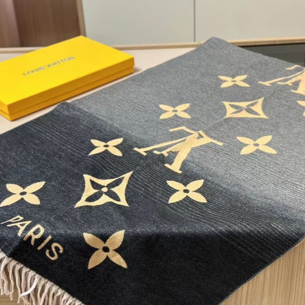 Alternative view of Louis Vuitton Gradient Shawl 190Cm