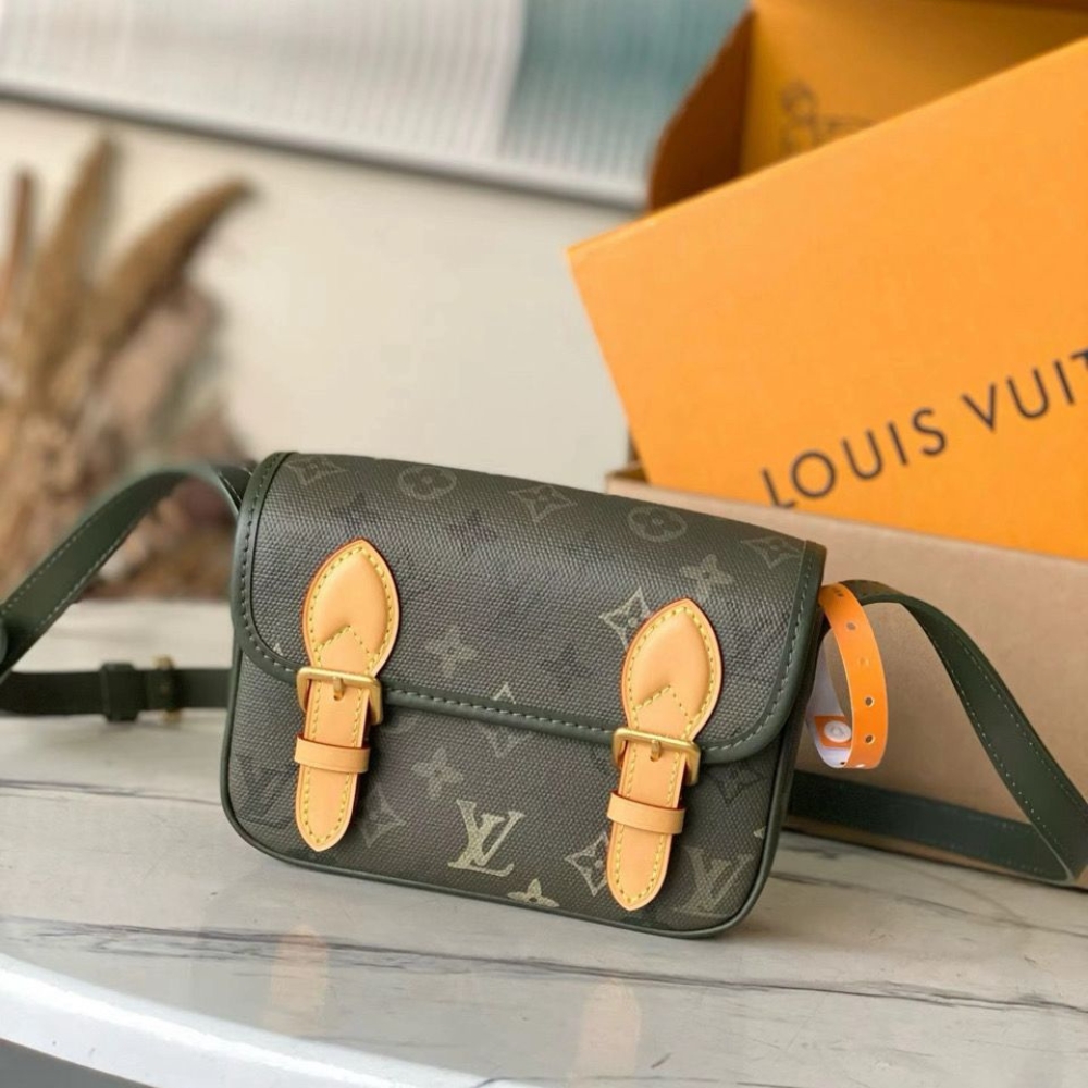 Alternative view of Louis Vuitton Satchel Wearable Wallet Khaki 19Cm M26969