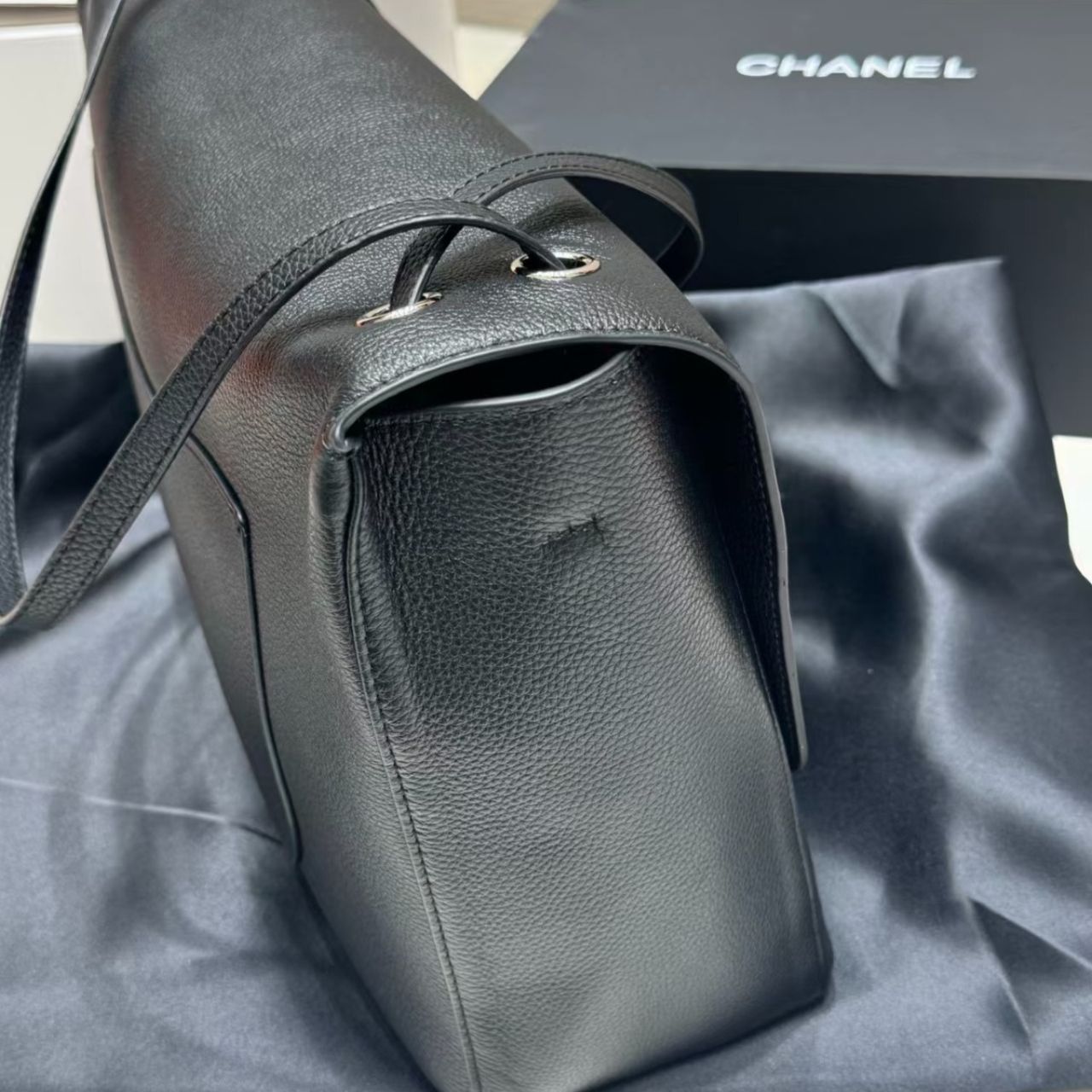 Chanel Maxi Flap Bag Grained Leather Silver-Tone Metal Dark Black 38cm - Image 3