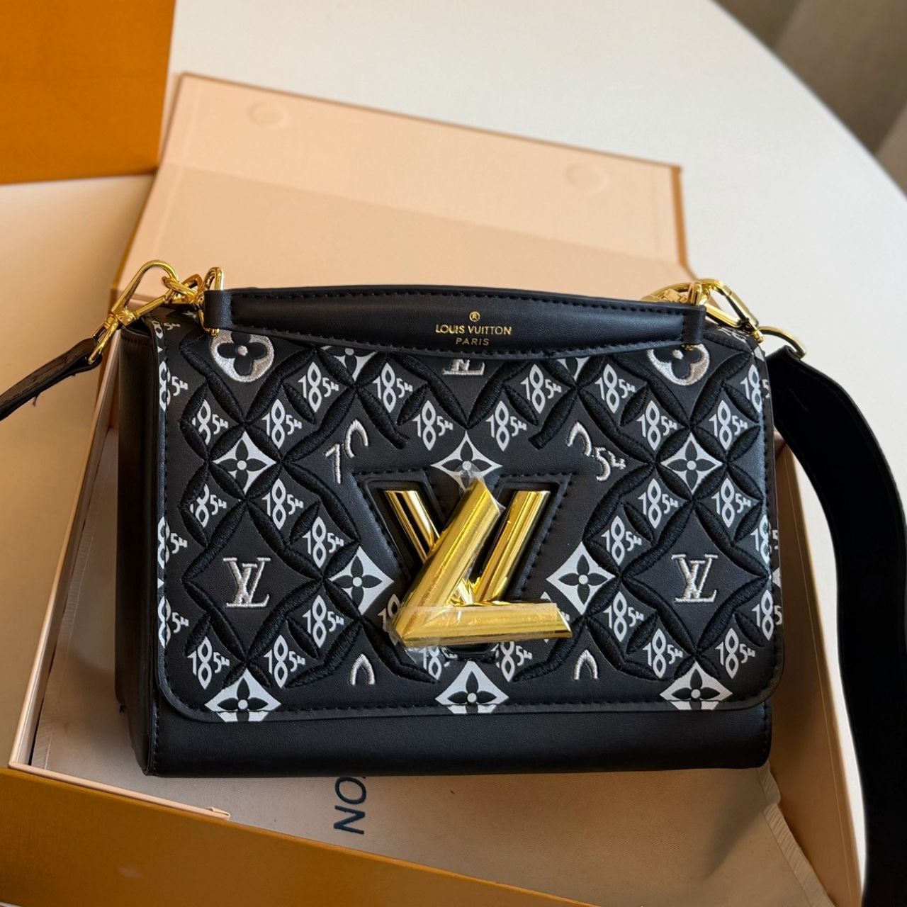 Louis Vuitton Twist MM Monogram Jacquard Black 23cm M57442 - Image 3