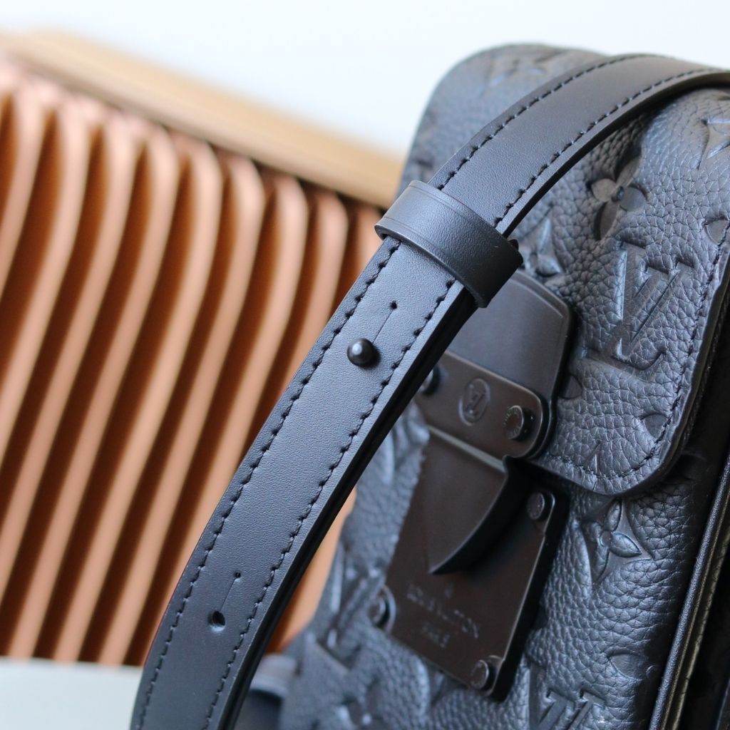 Louis Vuitton S-Lock Vertical Wearable Wallet Black 12Cm M81524 - Image 7