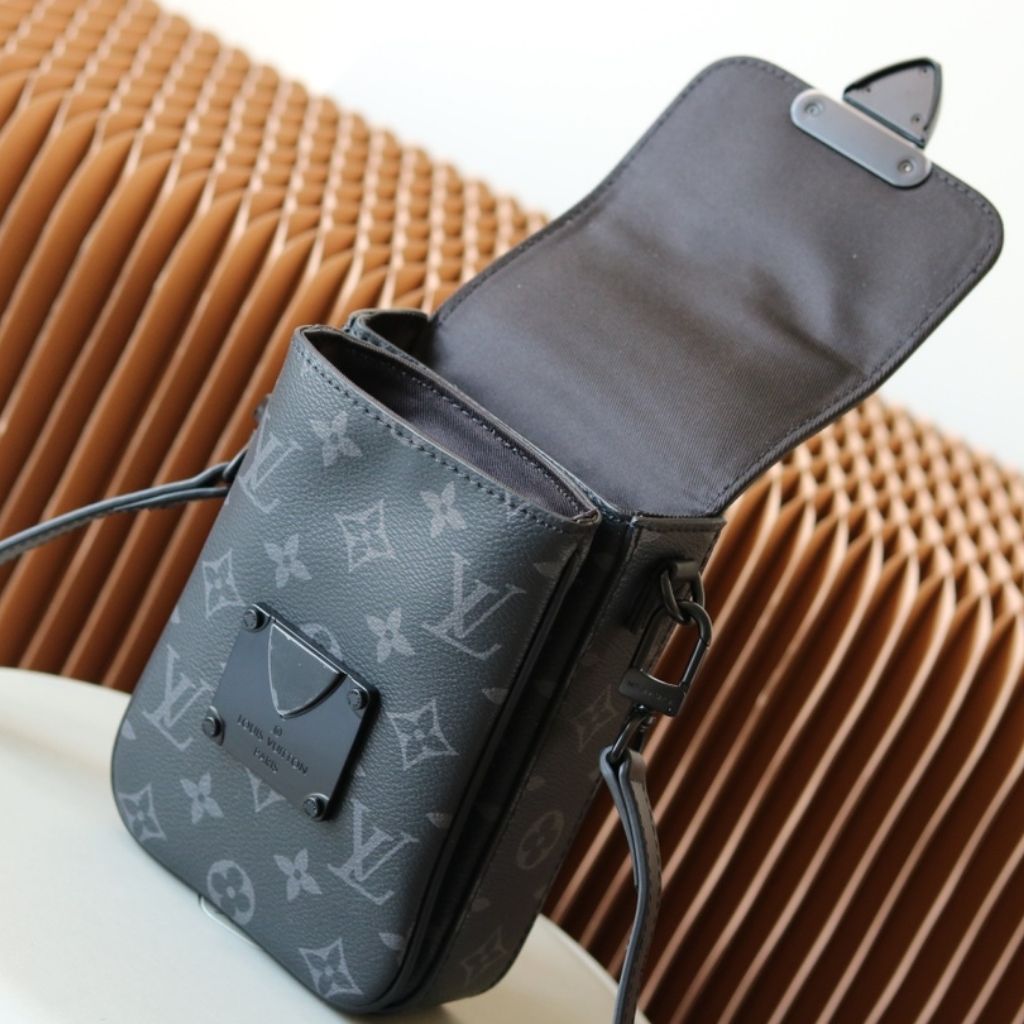 Louis Vuitton S-Lock Vertical Wearable Wallet Black 12Cm M82252 - Image 7