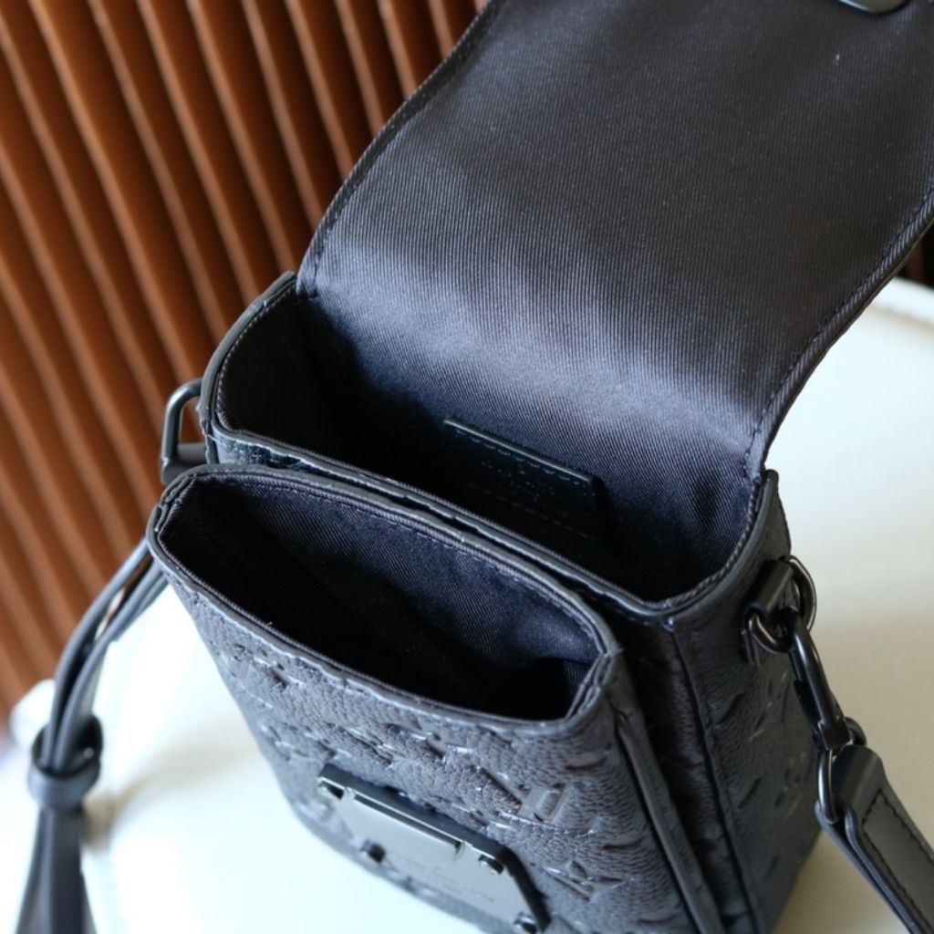 Louis Vuitton S-Lock Vertical Wearable Wallet Black 12Cm M81524 - Image 9