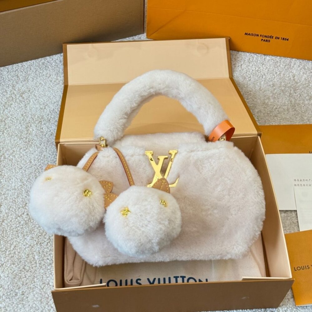 Alternative view of Louis Vuitton Ski Capusnow Cream 20Cm M26324