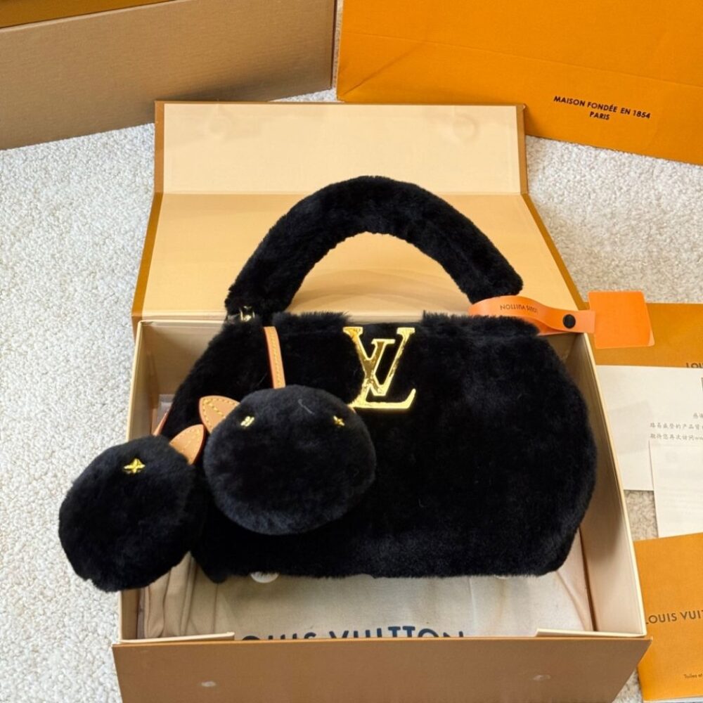 Alternative view of Louis Vuitton Ski Capusnow Black 20Cm