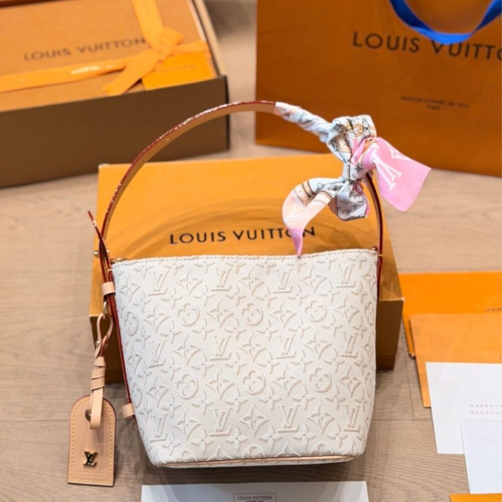 Alternative view of Louis Vuitton All In BB White Monogram Embleme Peuplier 16Cm M2A377