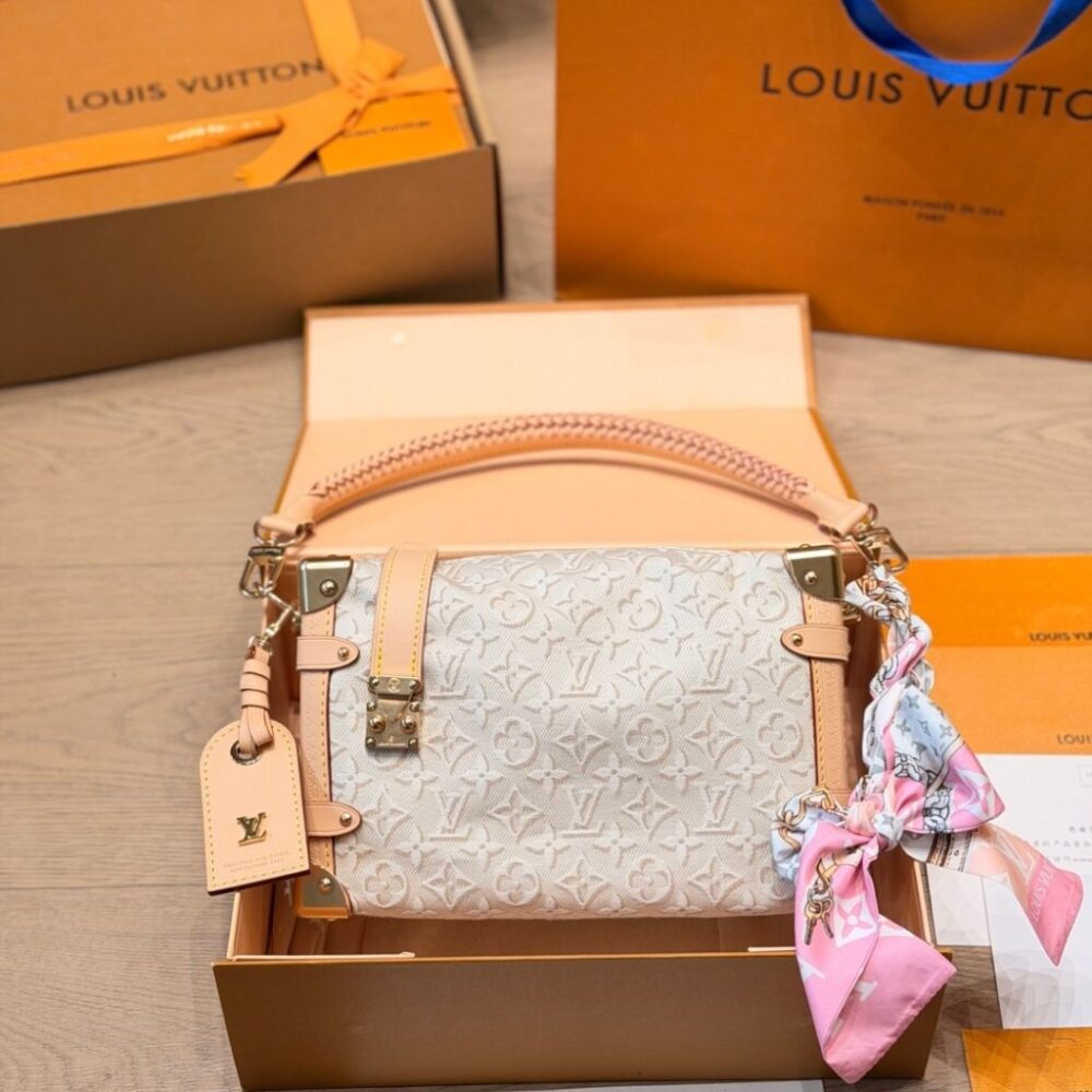 Alternative view of Louis Vuitton Side Trunk MM White Monogram Embleme Peuplier 23.5Cm M2A145
