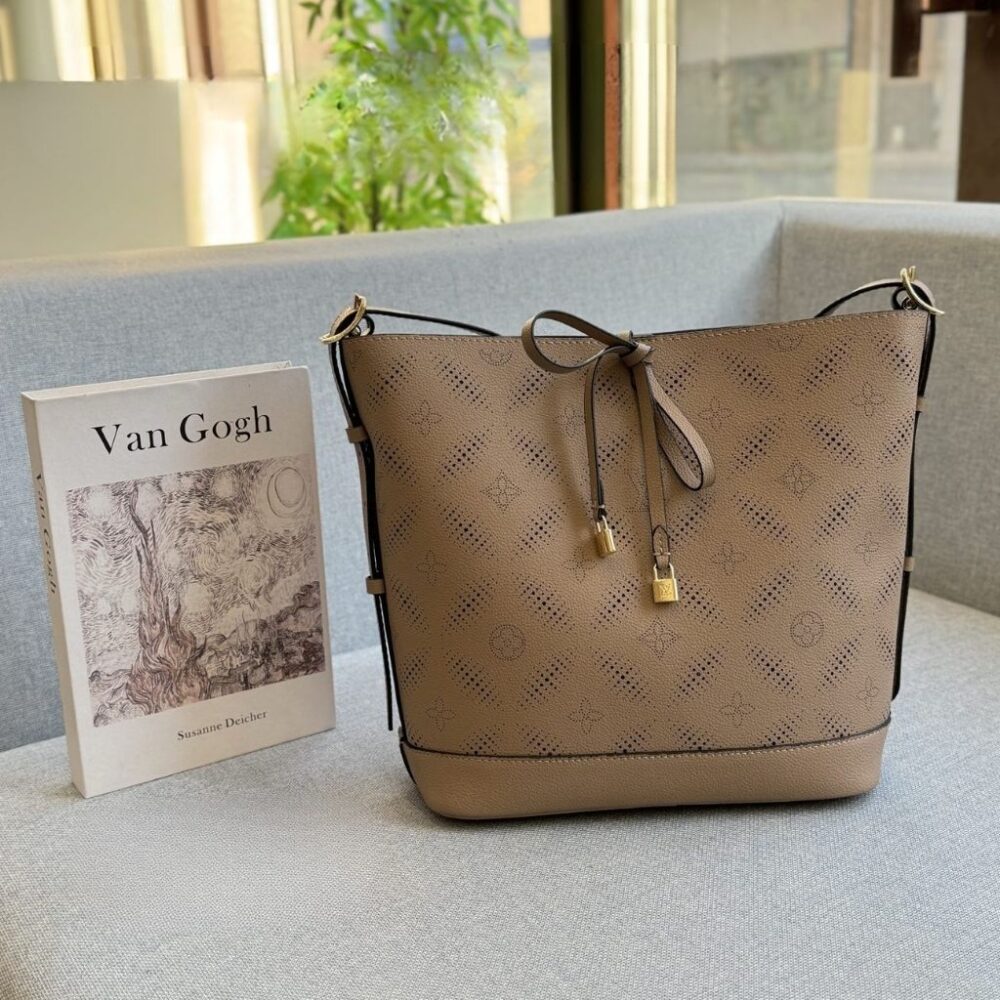 Alternative view of Louis Vuitton Flore Mahina Gray 28Cm M12140