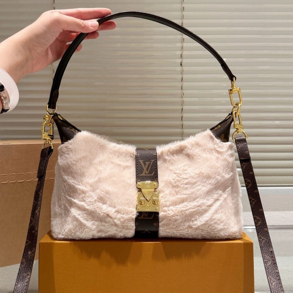 Alternative view of Louis Vuitton Ski Pochette Mia Cream 25Cm M26245