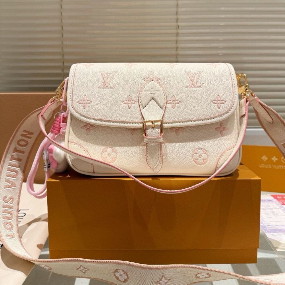 Alternative view of Louis Vuitton Diane Pink Monogram 24Cm M13642