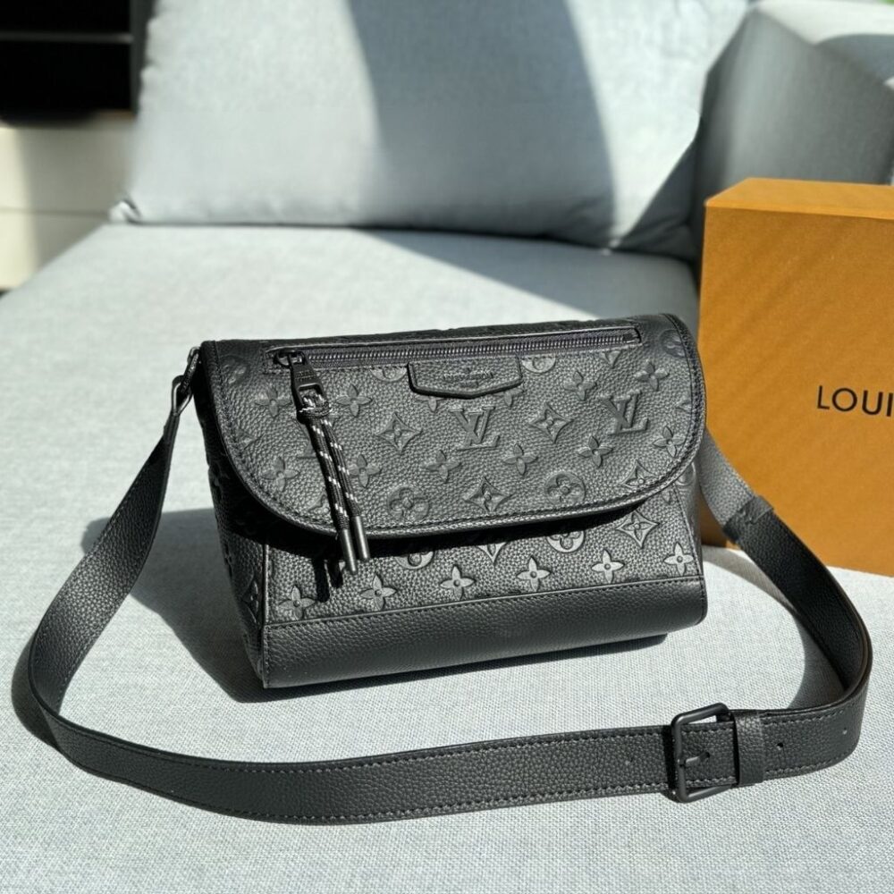 Alternative view of Louis Vuitton Pulse Messenger Black Monogram 23Cm M14874