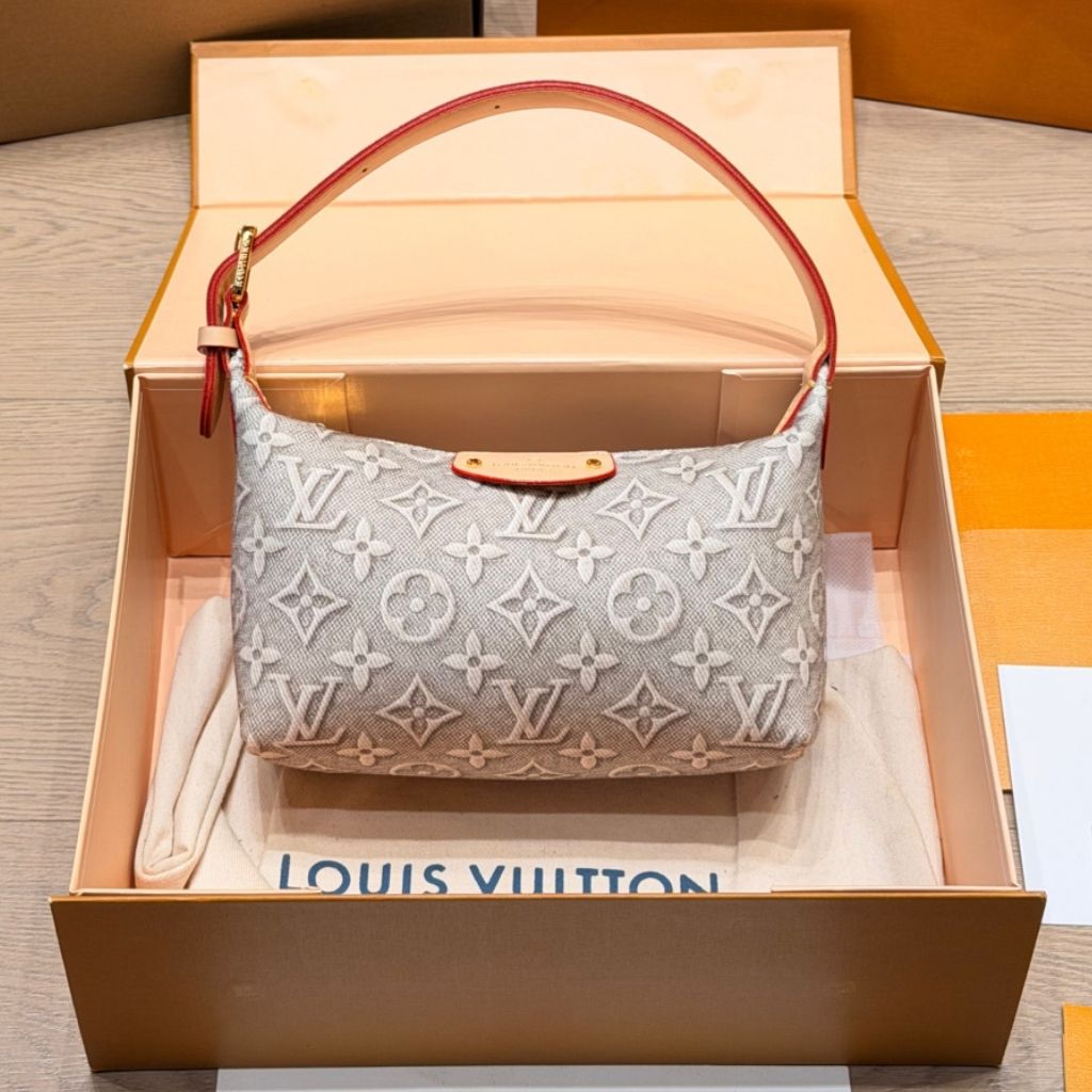 Louis Vuitton Pochette Hills White Monogram Embleme Peuplier 18.5Cm M29879 - Image 2