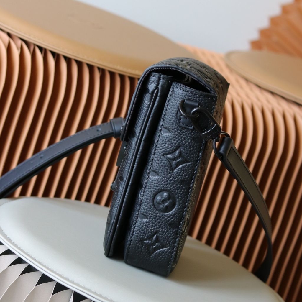 Louis Vuitton S-Lock Vertical Wearable Wallet Black 12Cm M81524 - Image 3