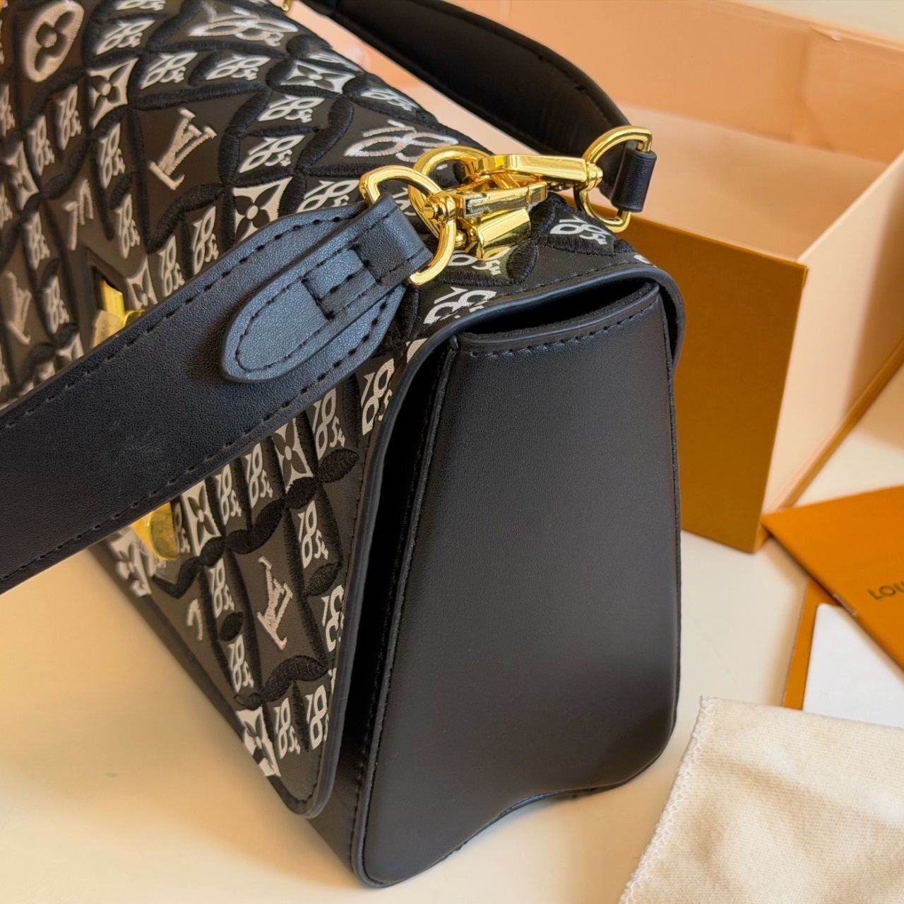 Louis Vuitton Twist MM Monogram Jacquard Black 23cm M57442 - Image 5