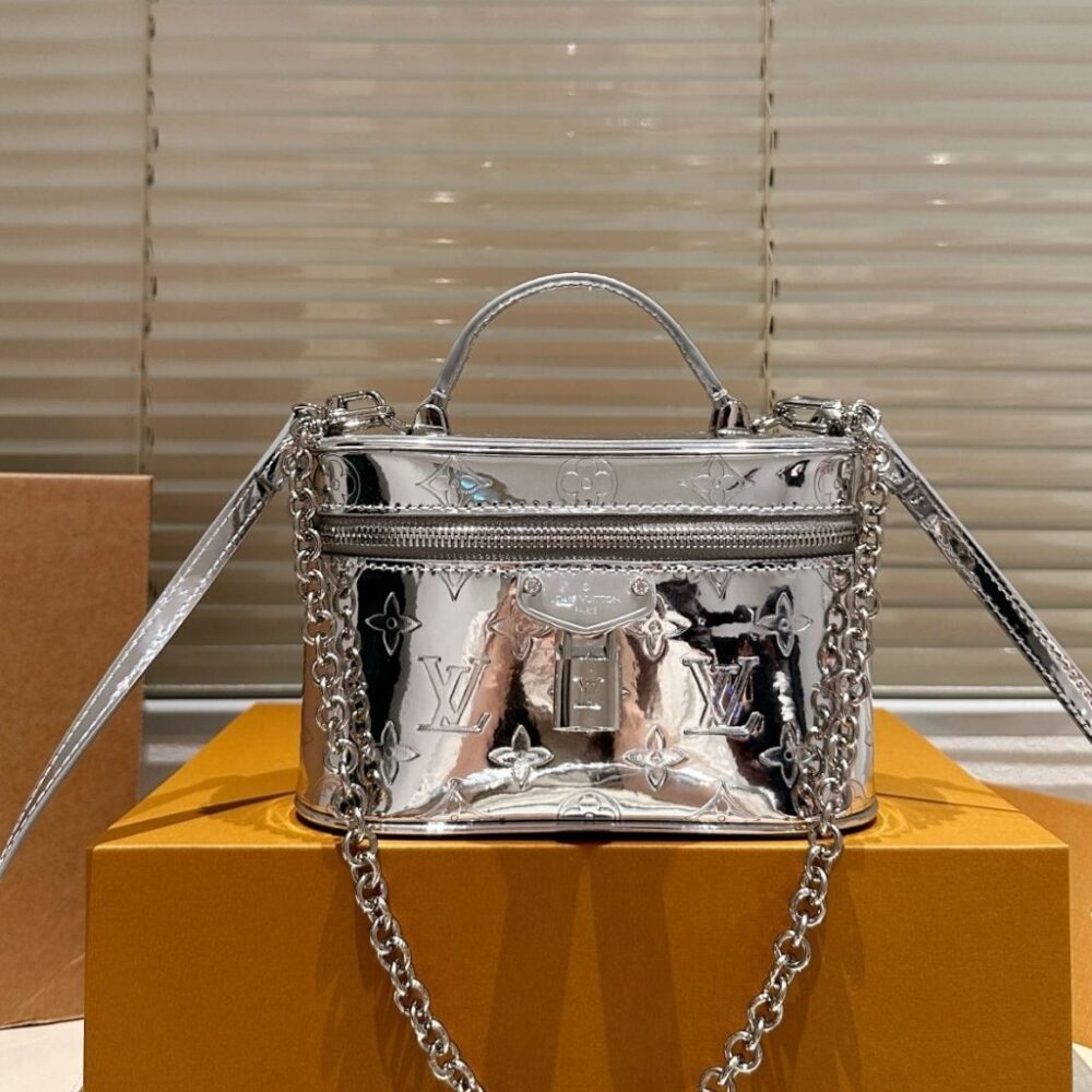 Alternative view of Louis Vuitton Ski Vanity Chain Pouch Silver 18Cm M26097