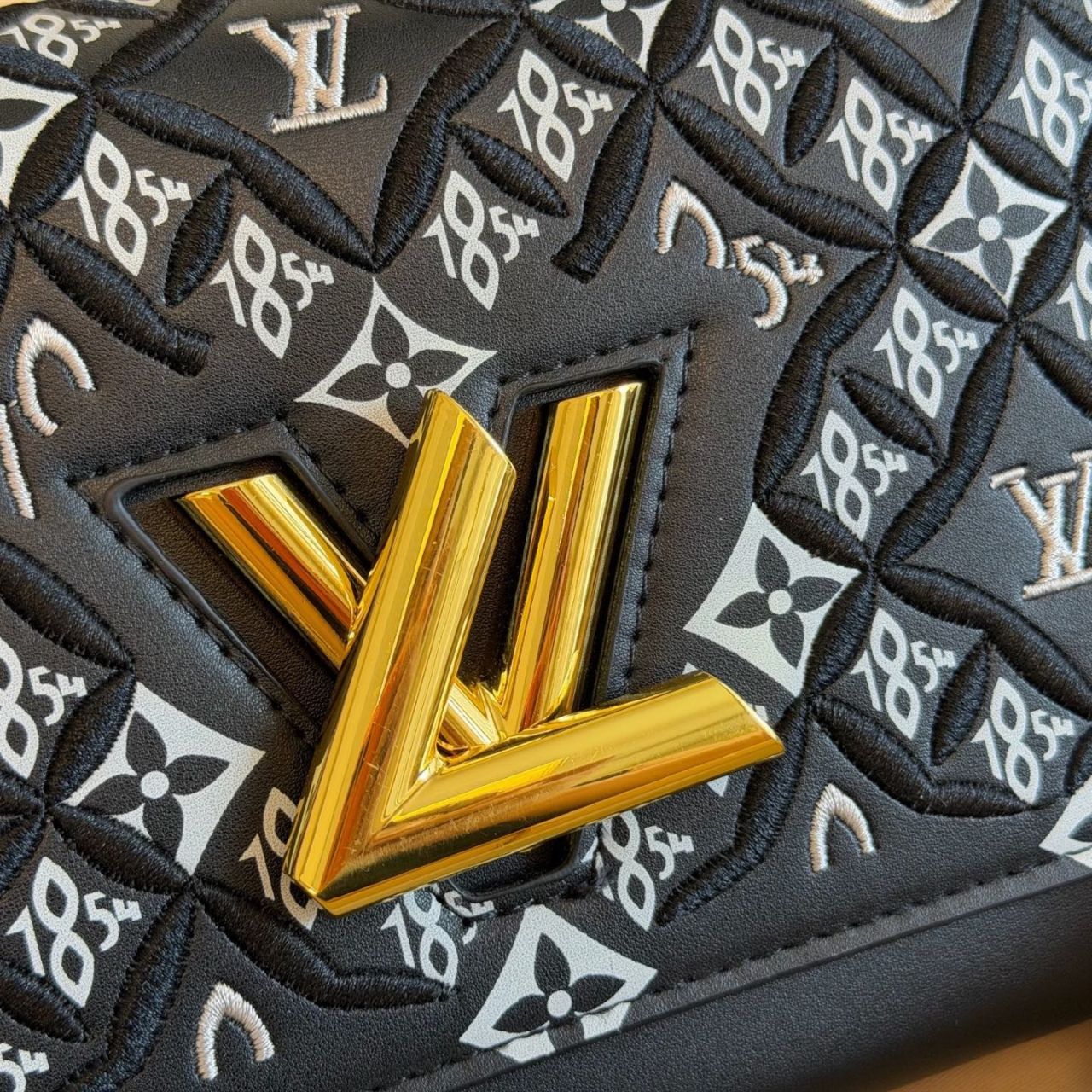 Louis Vuitton Twist MM Monogram Jacquard Black 23cm M57442 - Image 4