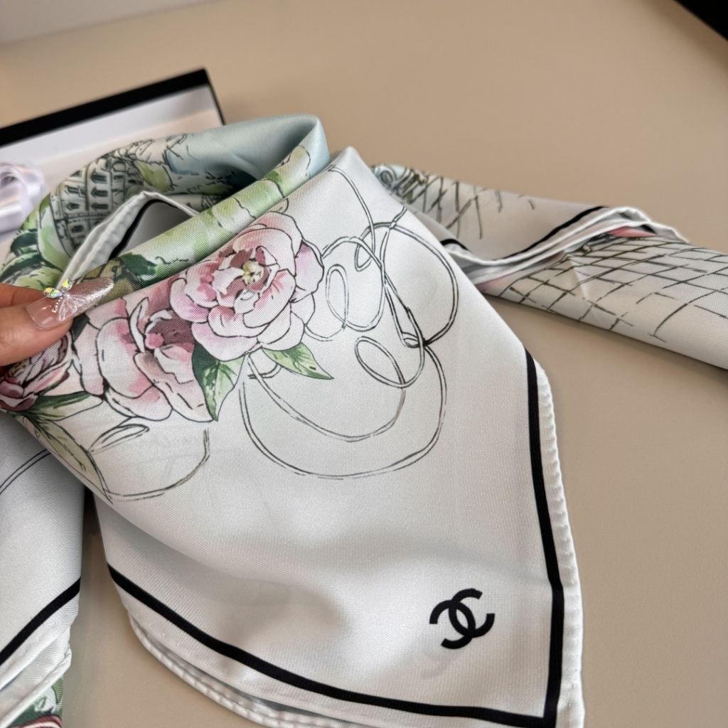 Chanel Square Scraf In Silk Twill White Multi-Colored And Black 90Cm - Image 5