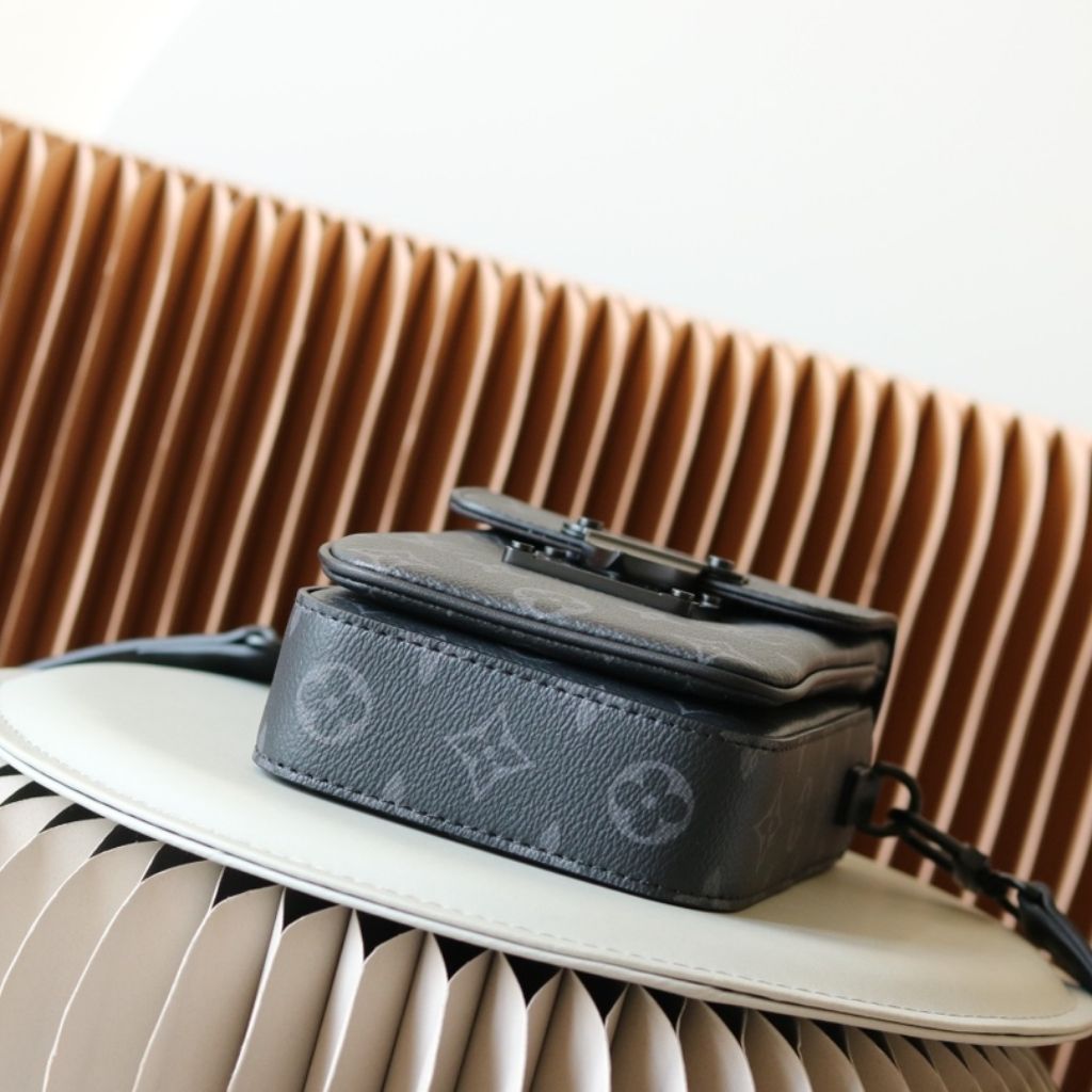 Louis Vuitton S-Lock Vertical Wearable Wallet Black 12Cm M82252 - Image 3