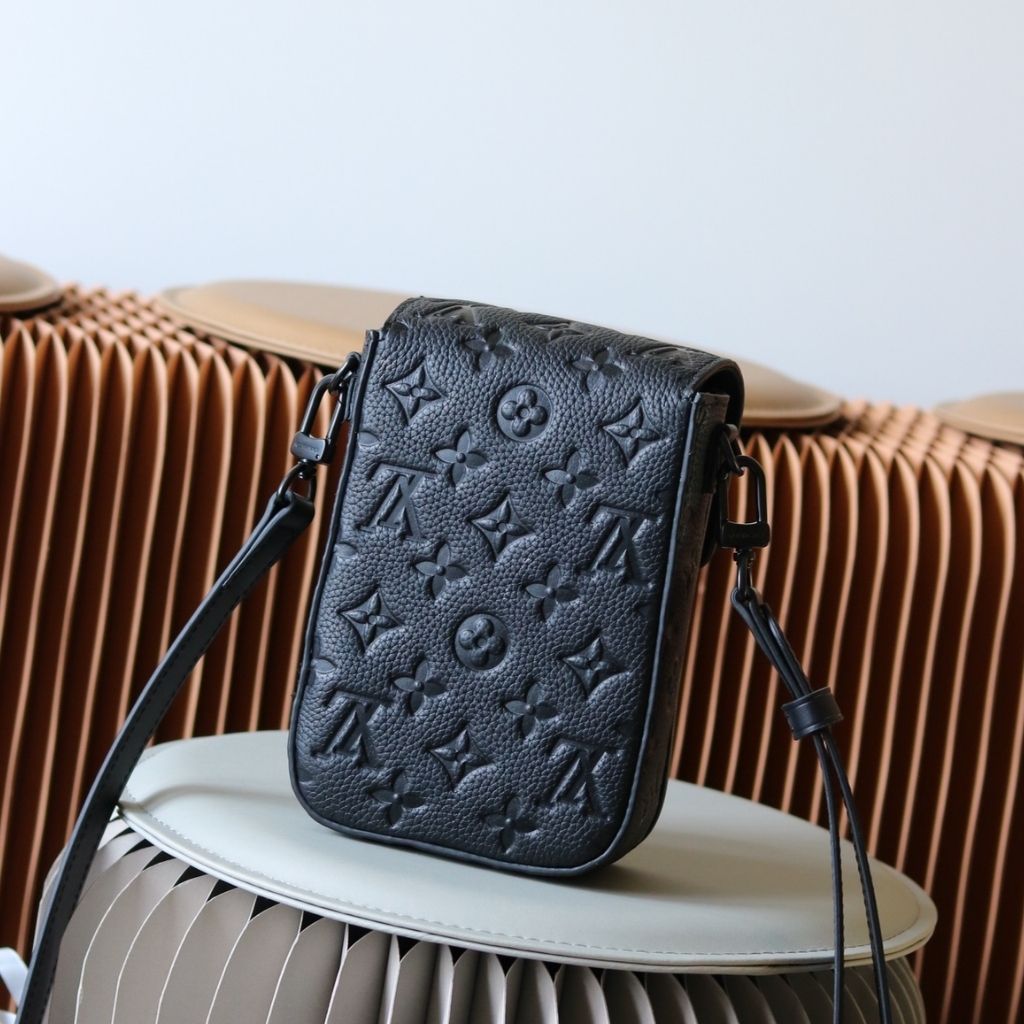 Louis Vuitton S-Lock Vertical Wearable Wallet Black 12Cm M81524 - Image 4