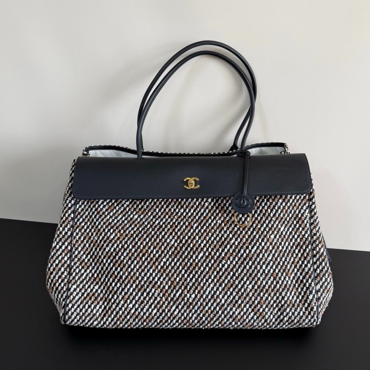 Chanel Shopping Flap Tweed Tote Black Multicolor Large 43Cm - Image 4