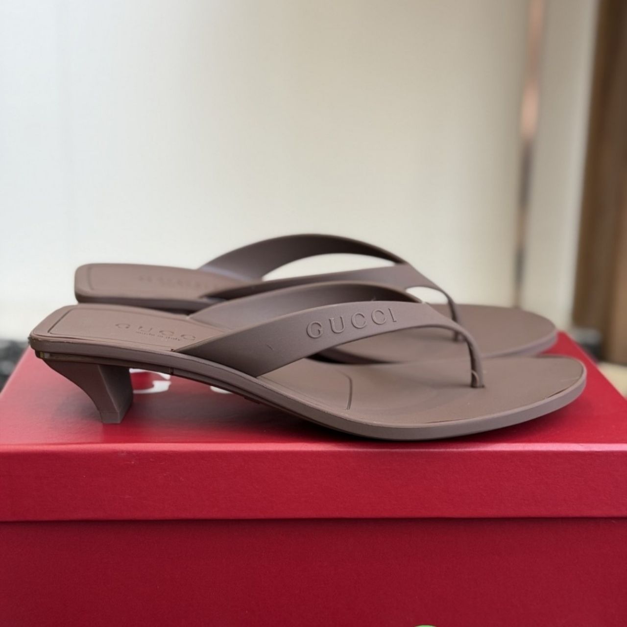 Gucci Women's Vittoria Thong Brown Rubber - Image 7