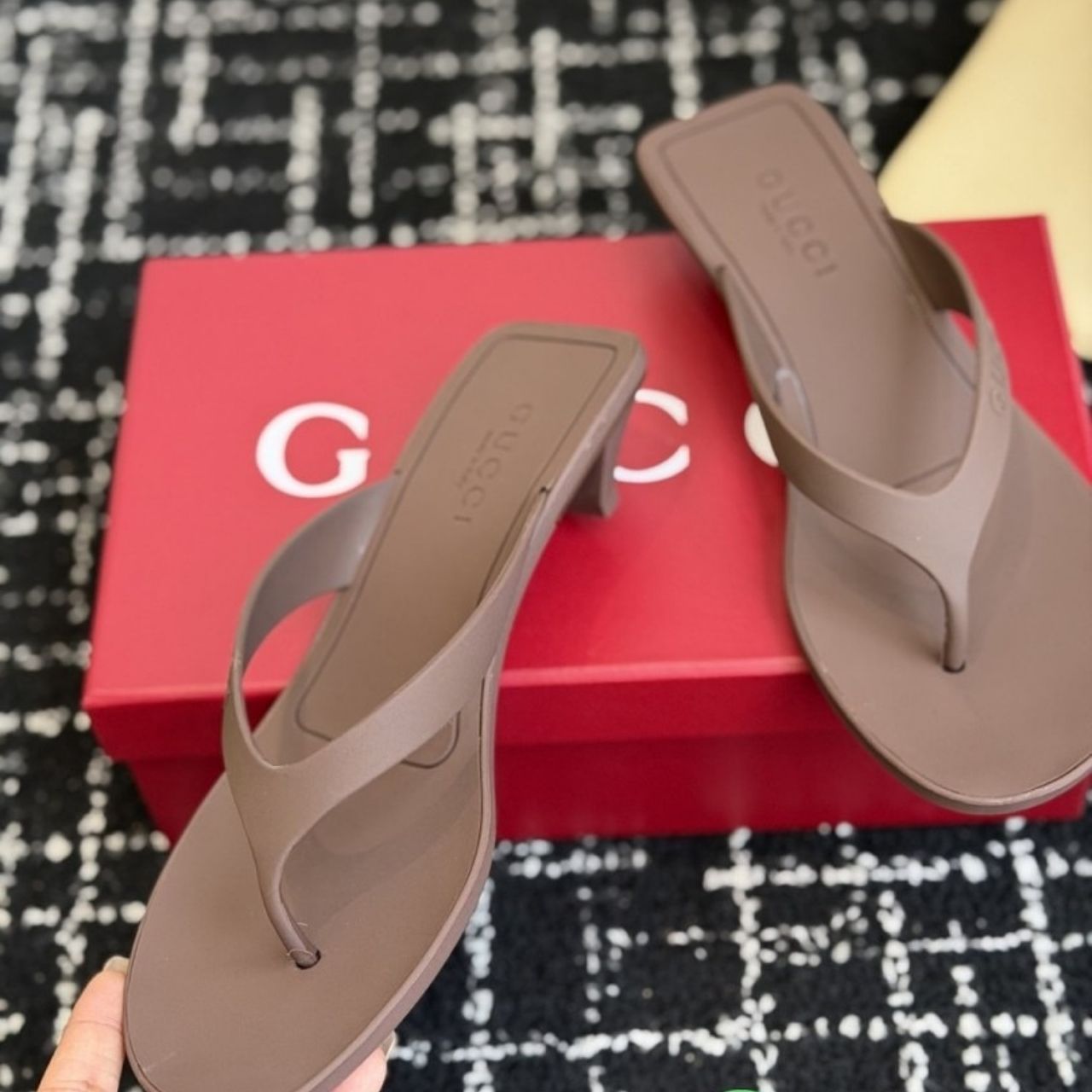 Gucci Women's Vittoria Thong Brown Rubber - Image 5