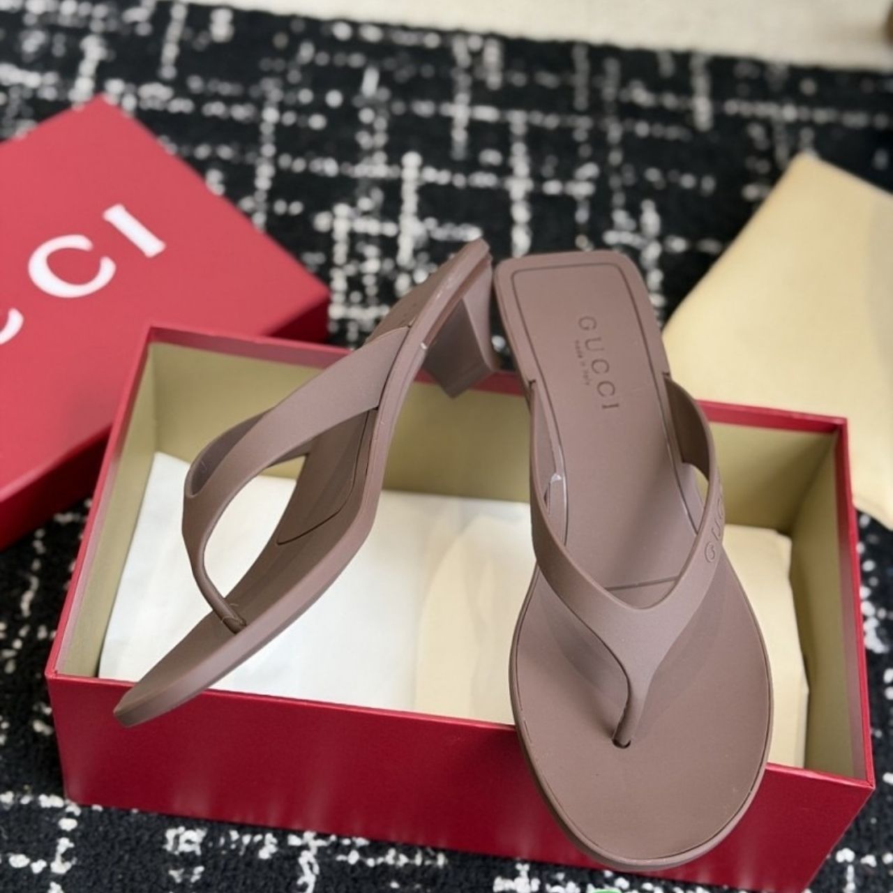 Gucci Women's Vittoria Thong Brown Rubber - Image 3