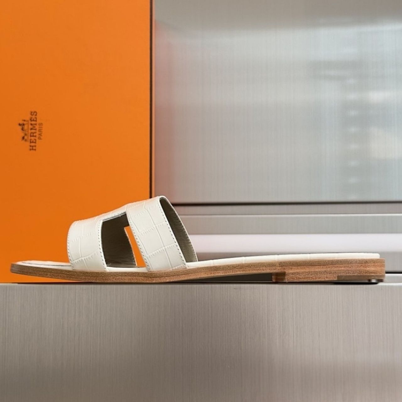 Hermes Oran Sandal Blanc H021056Z 02340 - Image 3