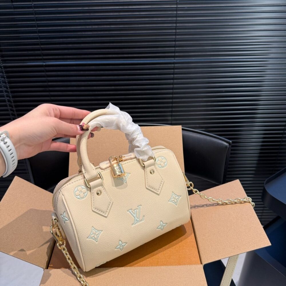Alternative view of Louis Vuitton Speedy Bandoulière 20 20cm M27572