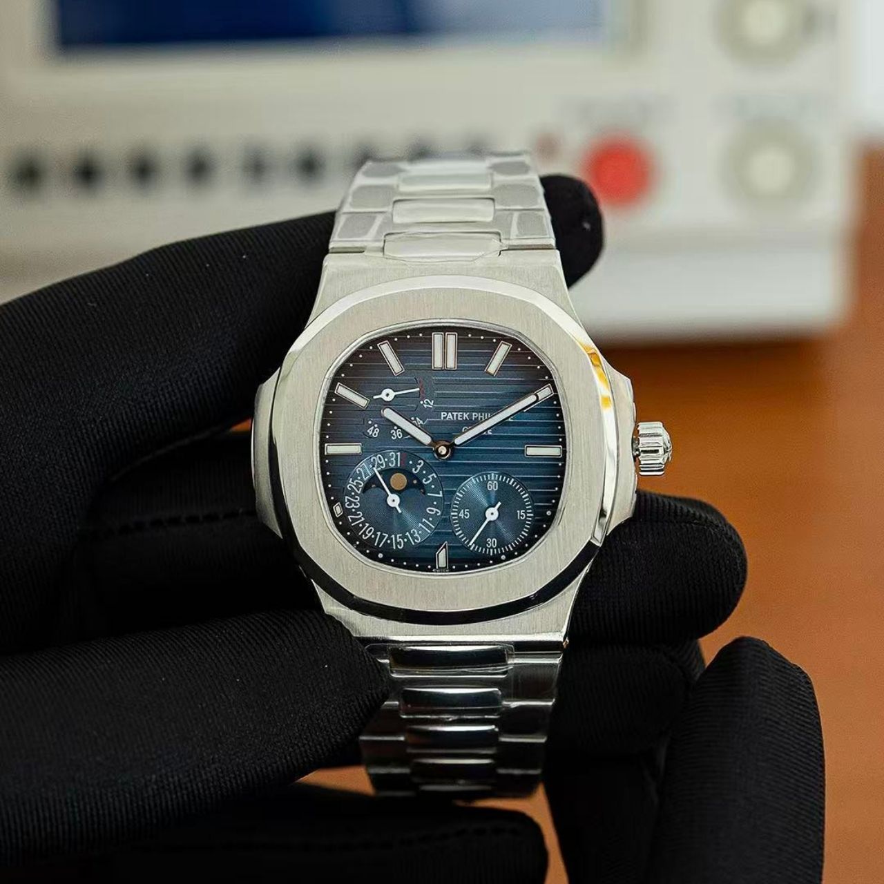 Patek Philippe Nautilus 5712 1A 001 40mm - Image 4