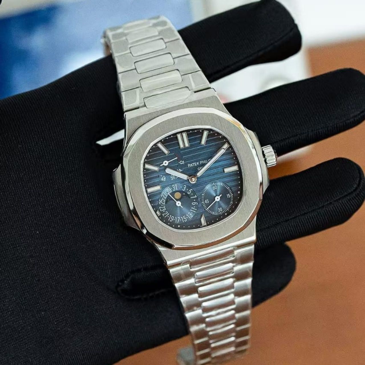Patek Philippe Nautilus 5712 1A 001 40mm - Image 5