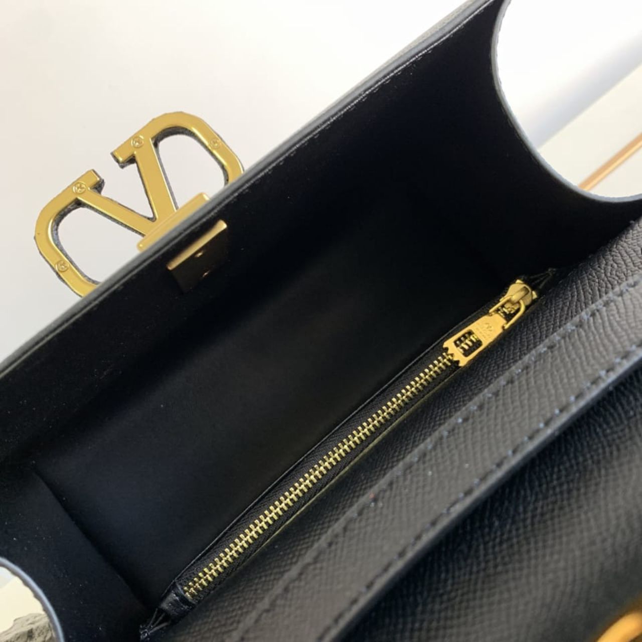 Valentino Garavani Vsling Small Handbag In Grainy Calfskin 26cm - Image 5