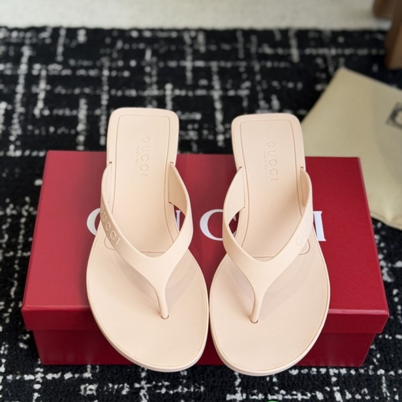 Gucci Women's Vittoria Thong Beige Rubber - Image 7