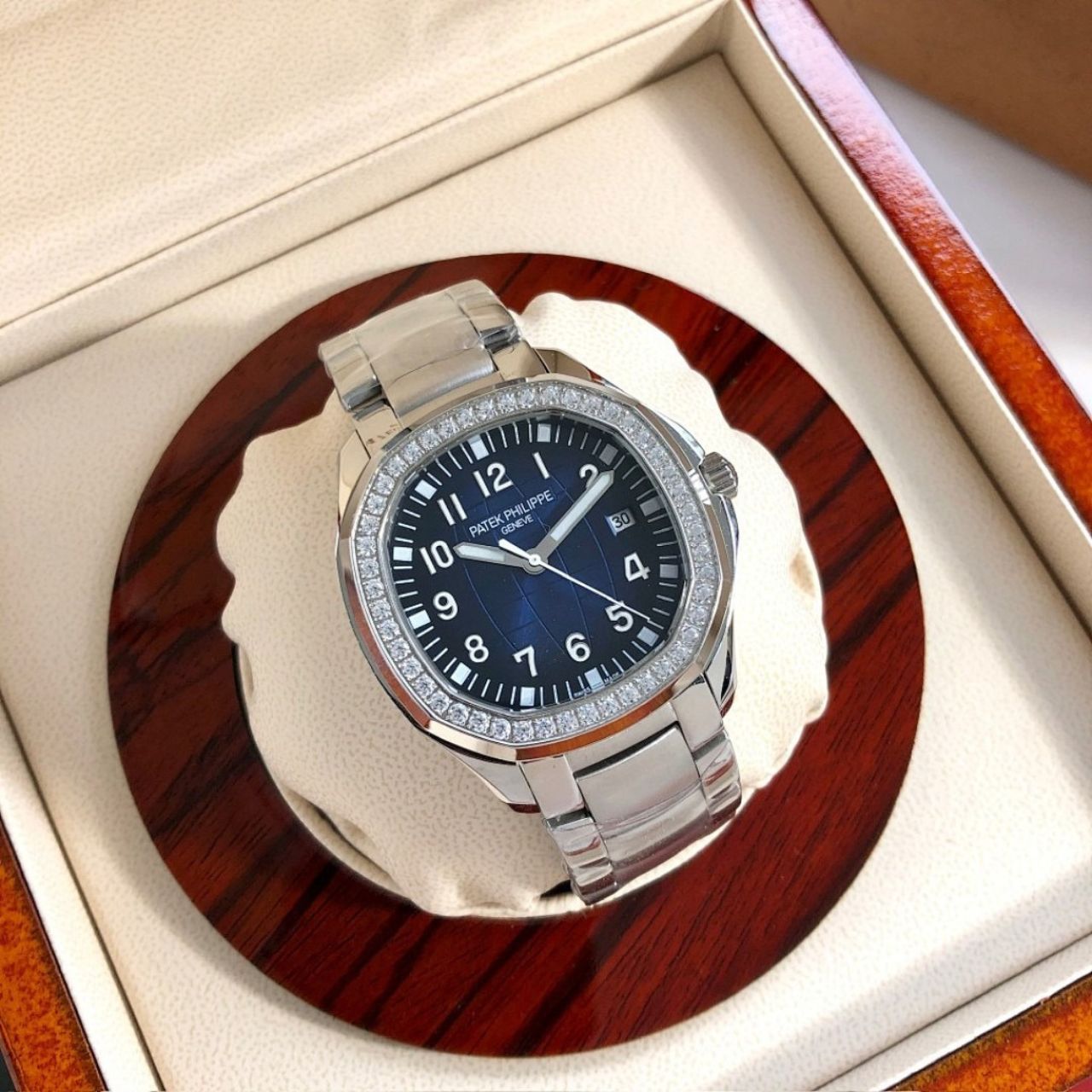 Patek Philippe Aquanaut Diamond Blue Dial 40mm - Image 2